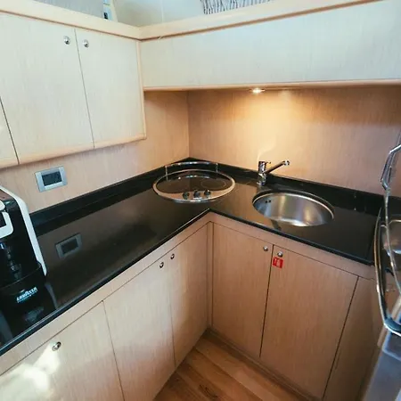 Ferretti 460 Úszó hotel