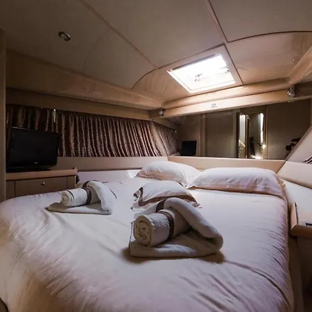 船上ホテル Ferretti 460