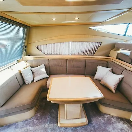 ספינת מלון Ferretti 460