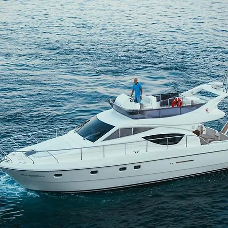 船上ホテル Ferretti 460 *